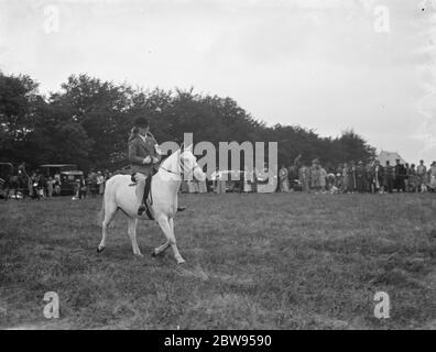 Eine Pferdeshow in Westerham, Kent. Junge reiten ein Pony . 1936 Stockfoto