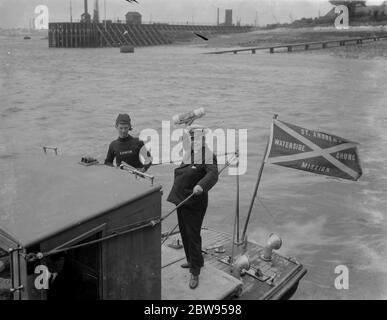 St Andrews Waterside Church Mission in London . Sie besteigen Schiffe und liefern an Matrosen und Besatzungsmitglieder an Bord von Bibliotheksboxen mit Bibeln, Hymnen und Gebetbüchern sowie anderen Texten. 1936 Stockfoto