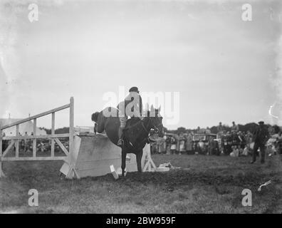 Eine Pferdeshow in Westerham, Kent. Der Springreitwettbewerb . 1936 Stockfoto