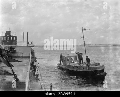 St Andrews Waterside Church Mission in London . Sie besteigen Schiffe und liefern an Matrosen und Besatzungsmitglieder an Bord von Bibliotheksboxen mit Bibeln, Hymnen und Gebetbüchern sowie anderen Texten. 1936 Stockfoto