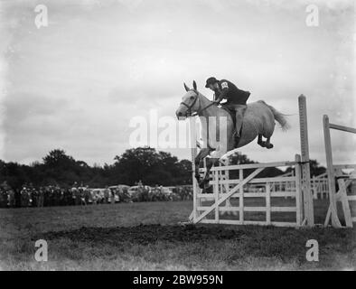 Eine Pferdeshow in Westerham, Kent. Der Springreitwettbewerb . 1936 Stockfoto