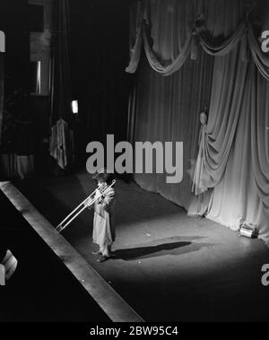 Eine Aufführung am Lewisham Hippodrome, in der die Schauspielerin Mabel Constanduros zu spielen ist. 1936 . Stockfoto