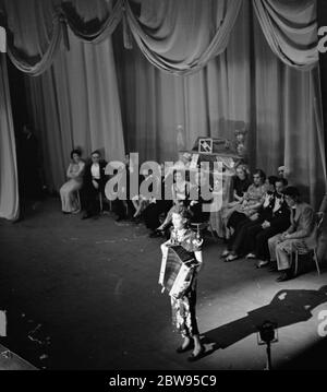 Eine Aufführung am Lewisham Hippodrome, in der die Schauspielerin Mabel Constanduros zu spielen ist. Mabel Constanduros auf der Bühne . 1936 Stockfoto