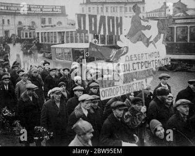 15. Jahrestag der Gründung des sowjetischen Regimes, Woroschilow, Staln, Molotow, Kalinin. Vierzigtausend Truppen marschierten auf dem Roten Platz in Moskau vor Woroschilow, dem Roten Kommissar für Krieg, Stalin, dem sowjetischen Diktator und anderen Mitgliedern der Sowjetregierung, um den fünfzehnten Jahrestag der Gründung des Sowjetregimes zu feiern. Ein zukünftiger Krieg ist unvermeidlich sagte Woroshilow , während der Ansprache an die Truppen , wie er nahm den Gruß " Wir wollen nicht in das kommende gezogen werden , Aber sollte uns die zunehmende Bedrohung durch die Invasion zwingen, sind wir bereit, unseren Boden bis zum letzten Atemzug zu verteidigen. Stockfoto