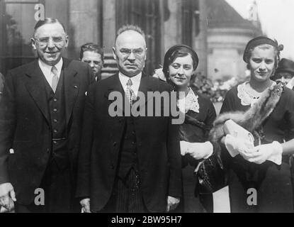 Bürgermeister von Chicago in Prag . Bürgermeister Antony Cermak von Chicago, der in Kladno geboren wurde, in der Nähe von Prag, Tschechoslowakei, revisited das Land seiner Geburt auf einer Mission mit der Welt verbunden ist 's Messe, die in Chicago im Jahr 1933 öffnen. Er erhielt eine offizielle Rezeption. Bürgermeister Anthony Cermak (links 0 mit seiner Tochter Frau Jirka und Enkelin und Dr. Baxa, der Bürgermeister von Prag, der ihn bei seiner Ankunft begrüßt. Bis 12. August 1932 Stockfoto