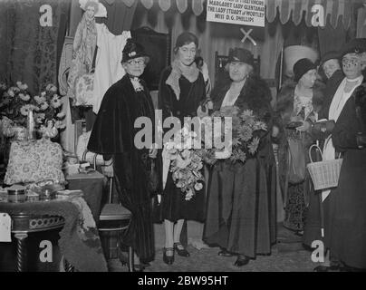 Französisch Markt in Park Lane , London , in Hilfe von Waifs und Strays Gesellschaft . Ein französischer Markt fand im Grosvenor House Hotel , Park Lane , London , in Hilfe der Waifs und Strays Gesellschaft . Die Lady Glamis und Gräfin von Strathmore waren bei der Eröffnungsfeier. Von links nach rechts Margaret Lady Glentanar , Lady Glamis und die Gräfin von Strathmore , bei der Eröffnungszeremonie . Dezember 1932 Stockfoto