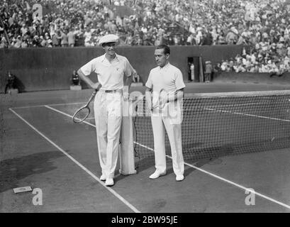 Borotra schlägt Reben in Singles des Davis Cup zwischen Amerika und Frankreich in Paris. J Borothra aus Frankreich schlug Ellsworth Vines of America , den Gewinner der Wimbledon Championships 6-4 , 6-2 , 3-6 , 6-4 , in den Singles der Davis Cup Challenge Runde zwischen Frankreich und Amerika im Stade Roland Garros in Paris . Reben und Cochet am Netz . 29 Juli 1932 Stockfoto