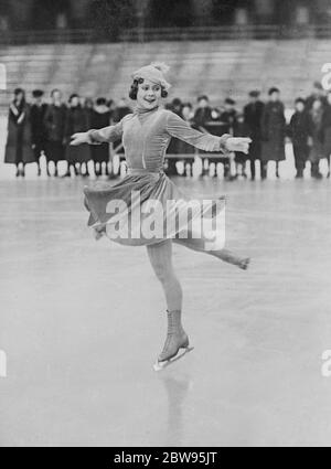 Eiskunstlauf-Weltmeisterin bereitet sich darauf vor, ihren Titel in Stockholm zu verteidigen. Sonja Henie, die norwegische Eiskunstlauf-Meisterin der Welt, übt in Stockholm für die Skating-Weltmeisterschaften. Miss Sonja Henie beim Üben auf einer Stockholmer Eisbahn. Februar 1933 Stockfoto