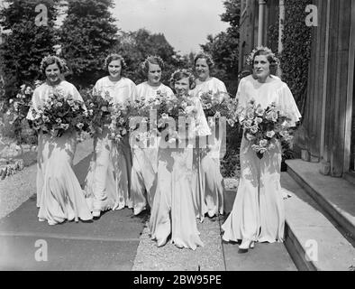 Gwen Sterry heiratet Rugby International in Surbiton. Miss Gwen Sterry, die englische Tennisspielerin, war mit Herrn W M Simmers, der schottischen Rugby International, in St Marks Church, Surbiton, Surrey verheiratet. Eine große Versammlung von Tennisspielern nahm an der Zeremonie Teil und Miss Betty Nutall fungierte als eine der Brautjungfern. Die Brautjungfern nach der Zeremonie. Betty Nutall ist zweite von rechts. Juli 1932 Stockfoto