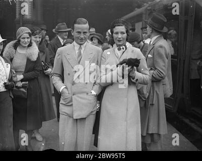 Evelyn Laye sieht Binnie Barnes und Frank Lawton nach Amerika. Evelyn Laye die Schauspielerin reiste von London nach Southampton, um Miss Binnie Barnes und Frank Lawton bei ihrer Fahrt auf der SS Berengaria nach Amerika zu sehen. Miss Evelyn Laye (mit Pelzkragen) Bieten Abschied von Miss Binnie Barnes, in Southampton. 17. September 1932 Stockfoto