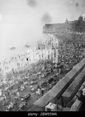 Der König kommt an Land bei Cowes. Tausende Urlauber im Broadstairs genossen einen perfekten Tag im Urlaub. Ein Blick auf die riesige Menge von Urlaubern und Badegästen auf dem Sand in Broadstairs an Feiertagen. August 1932 Stockfoto