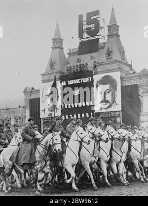 15. Jahrestag der Gründung des sowjetischen Regimes, Woroschilow, Staln, Molotow, Kalinin. Vierzigtausend Truppen marschierten auf dem Roten Platz in Moskau vor Woroschilow, dem Roten Kommissar für Krieg, Stalin, dem sowjetischen Diktator und anderen Mitgliedern der Sowjetregierung, um den fünfzehnten Jahrestag der Gründung des Sowjetregimes zu feiern. Ein zukünftiger Krieg ist unvermeidlich sagte Woroshilow , während der Ansprache an die Truppen , wie er nahm den Gruß " Wir wollen nicht in das kommende gezogen werden , Aber sollte uns die zunehmende Bedrohung durch die Invasion zwingen, sind wir bereit, unseren Boden bis zum letzten Atemzug zu verteidigen. Stockfoto