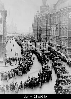 15. Jahrestag der Gründung des sowjetischen Regimes, Woroschilow, Staln, Molotow, Kalinin. Vierzigtausend Truppen marschierten auf dem Roten Platz in Moskau vor Woroschilow, dem Roten Kommissar für Krieg, Stalin, dem sowjetischen Diktator und anderen Mitgliedern der Sowjetregierung, um den fünfzehnten Jahrestag der Gründung des Sowjetregimes zu feiern. Ein zukünftiger Krieg ist unvermeidlich sagte Woroshilow , während der Ansprache an die Truppen , wie er nahm den Gruß " Wir wollen nicht in das kommende gezogen werden , Aber sollte uns die zunehmende Bedrohung durch die Invasion zwingen, sind wir bereit, unseren Boden bis zum letzten Atemzug zu verteidigen. Stockfoto