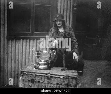 Champion der Champions bei Crufts . Lorna Countess Howe 's Retriever gewinnt die Internationale Meisterschaft auf der Crufts Show zum zweiten Mal in Folge. Lorna Countess Howe 's Retriever Champion Bramshaw Bob wurde wieder der Champion der Champions auf Crufts Dog Show, die große Hundeausstellung in der Welt, in der Royal Agricultural Hall, London beurteilt. Lorna Gräfin Howe und ihr Wunderhund Champion Bramshaw Bob, mit dem Meisterschaftspokal nach ihrem Sieg. Februar 1933 Stockfoto