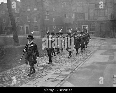 Ostersonntag Besichtigung der Beefeaters am Tower of London . Lieut Col Dan Burgess, VC Gouverneur des Tower of London inspizierte die Yoemen of the Guard, in ihren Tudor-Uniformen, im Innenhof des Turms, bevor sie am Ostersonntag Gottesdienst in St. Peter und Vinacular Church besuchen. Die Beefeaters marschieren nach der Inspektion in die Kirche. 27 März 1932 Stockfoto