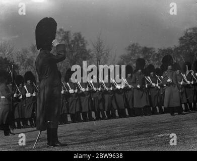 Prince of Wales inspiziert sein Regiment am St. Davids Tag in Aldershot. Der Prinz von Wales inspiziert die 1. Bataillon Walisische Garde, von denen er Oberst in ihrer Kaserne in Aldershot am St. Davids Tag. Der Prinz von Wales bei der Inspektion. März 1932 Stockfoto