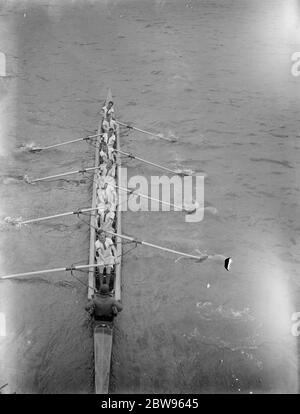 Oxford legte die Leinwand zu rauen Wetter zu bekämpfen, wie sie ganze Kurs rudern. Oxford rudert einen kompletten Kurs-Versuch über die berühmte Bootskurs von Putney nach Mortlake. Sie setzen die Leinwände auf ihrem Boot aus, um das raue Wasser zu bekämpfen. Die Oxford Crew schießt Hammersmith Bridge in feinster Form während ihres Vollkurs-Trials. 10 März 1932 Stockfoto