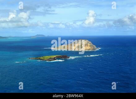 Der Makapuu Lighthouse Trail endet mit einem Ausblick, der die vorgelagerten Inseln Oahu, Hawaii einschließlich Manana Island umfasst. Stockfoto