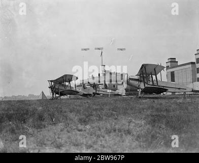 Air Force Proben Angriff auf Wüstenfort . Britische Flugzeuge fallen Männer mit Fallschirmen während eines Angriffs auf eine feindliche Festung in der Wüste, das Set Stück, bei der Probe der Royal Air Force Pageant in Hendon. 23 Juni 1932 Stockfoto