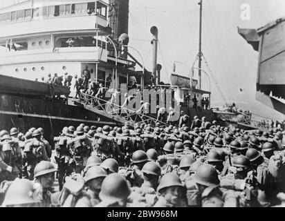 Japan zieht seine Truppen aus China zurück. Die japanische Armee evakuiert allmählich das Gebiet im Bezirk Shanghai während der jüngsten Feindseligkeiten besetzt. Ein Bild, das gerade in London empfangen wurde, zeigt ein Bataillon japanischer Truppen, die nach ihrer Rückkehr in Shanghai in einen Transport einreisen. 23 April 1932 . Stockfoto