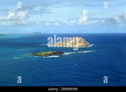 Der Makapuu Lighthouse Trail endet mit einem Ausblick, der die vorgelagerten Inseln Oahu, Hawaii einschließlich Manana Island umfasst. Stockfoto