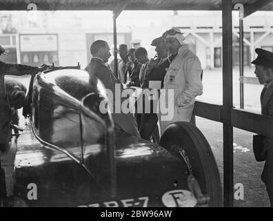 Das British Empire Trophy Race. Drei berühmte Rennfahrer plaudern zusammen in George Eyston 's Autoabfahrt in Brooklands vor dem Start der British Empire Trophy Rennen, von links nach rechts: Kay Ton (auf Auto lehnend), Earl Hower und George Eyston, Inhaber des Weltrekordes für Babyautos. 30. April 1932 Stockfoto