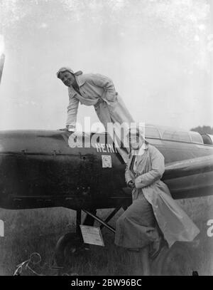 Berühmte deutsche Airwoman kommt in Heston für große internationale Luft treffen. Eignerpiloten aus fünfzehn Ländern, die mehr als hundert ausländische Piloten und Luftfrauen umfassen, trafen sich am Heston Aerodrome, Middlesex, für die erste große internationale Luftkundgebung, die in diesem Land stattfindet. Fraulein Elly Beinhorn das berühmte deutsche Luftmädchen, das kürzlich einen Alleinflug von Berlin nach Sydney, Australien, (Aussteigen) mit Fraulein Mirow Seelemann, bei Ankunft in Heston, abgeschlossen hat. September 1932 Stockfoto