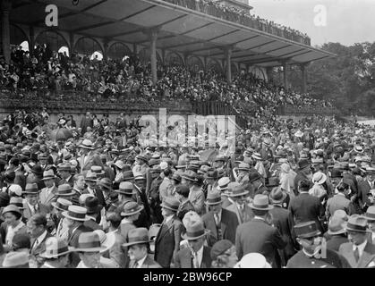 Riesige Menschenmengen sehen den Grand Prix von Frankreich in Longchamps. Eine enorme Menge beobachtete die Französisch Grand Prix Rennen in Longchamps, gewann von Mr. A J Duggan 's Strip The Willow, mit Lord Derby 's Satrap zweite, und Fog Horn dritten. Die enorme Menge, die das Rennen beobachtet. 27 Juni 1932 Stockfoto