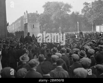 Polizei Escort Mädchen arbeitslosen Demonstranten in Hyde Park Clash. Nach einer Demonstration vor der Bow Street Polizeiwache, wurden die Polizisten gezwungen, Arbeitslose in Hyde Park, March Arch und Oxford Street zu laden. Polizei eskortiert Mädchen Kommunisten aus der Szene des Zusammenstoßes im Hyde Park . 30. September 1931 Stockfoto