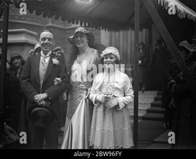 Anglo amerikanische Hochzeit in London. Die Hochzeit von Miss Margaret Sutton, älteste Tochter von Dr. Henry Thomas Sutton, F A C S und Frau Sutton von Zanesville, Ohio, USA zu Herrn Thomas und Frau Baring von London, fand in St James Church, Spanish Place, London. Die Braut und Bräutigam mit kleiner Brautjungfer nach der Zereonie. 15 März 1932 Stockfoto