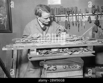 Ein Mann Baumeister von Kriegsschiffen - Künstler 's bemerkenswerte Modell der HMS Aircraft Carrier glorreichen. Weniger als hundert Meter vom Verkehr des Piccadilly Circus arbeitet ein Mann, dessen exquisite Schiffsmodelle in Sammlungen wie dem Imperial war Museum oder dem Royal United Services Museum zu finden sind. Der Künstler ist Herr Norman A Ough und er ist derzeit bei der Arbeit an einem fünf Fuß langen Modell des Flugzeugträgers glorreichen, die hat ihn bereits ein Jahr Arbeit. Das Modell ist innen und außen perfekt, bis auf die letzte Planke und das letzte Aussteifstück des letzten Trägers. Herr Ough wurde spec Stockfoto