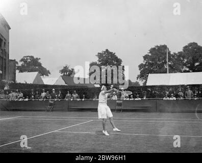Helen Jacobs in Form in Wimbledon . Miss Helen Jacobs, die führende amerikanische Tennisspielerin, traf Frau B C Covell aus Großbritannien bei den internationalen Rasentennispielen in Wimbledon. Miss Helen Jacobs in Aktion während des Spiels . 22 Juni 1932 Stockfoto