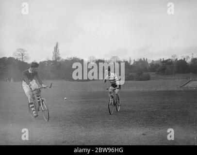 Fahrrad Polo eine Ostermontagsattraktion im Crystal Palace Center. Ein Fahrrad Polo Spiel zwischen dem London Bicycle Polo Club und der Tunbridge Wells Cycle und Athletic Club, war einer der Ostermontag Banck Holiday Attraktionen im Crystal Palace, London. Ein spannender Vorfall im Spiel. 28 März 1932 Stockfoto