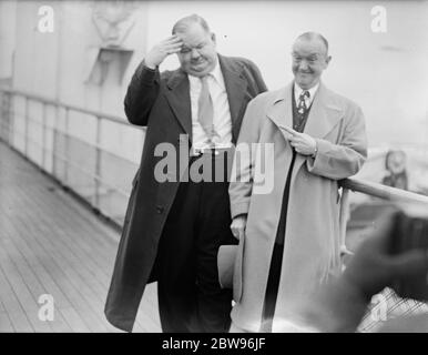 Laurel und Hardy kommen in Großbritannien auf der Queen Elizabeth. Oliver Hardy, der sperrige Hollywood-Filmkomödiant, und sein glum aussehender Partner Stan Laurel, kamen an Bord des Liners Queen Elizabeth in Southampton an. Dies ist ihr erster Besuch in Großbritannien seit 1932. Während ihres Besuchs werden sie auf Tour mit einem Skit namens Getting a Driving License gehen. Sie öffnen in Newcastle, gehen Sie weiter nach Birmingham, und dann zum Palladium in London. Es ist zwei Jahre her, dass Laurel und Hardy einen Film gedreht haben, sie sind in Vaudeville auf Tour und spielen Truppen. Stan Laurel (links) und Oliver Hardy (rechts Stockfoto