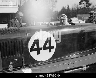 Das British Empire Trophy Race. Das British Empire Trophy Race, das schnellste Rennen auf der Strecke, fand in Brooklands statt. George Eyston, der Inhaber des Weltrekordes für Babyautos, der in seinen großen Parhard Lavassor eintauchen konnte, den er im Rennen fuhr. 30. April 1932 Stockfoto