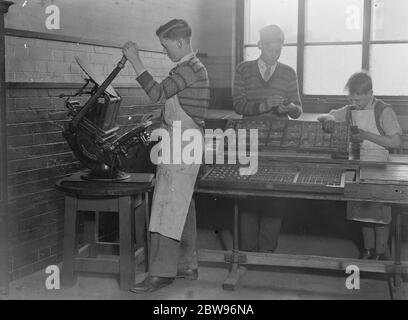 Schuljungen laufen eigene Druckpresse, um Sportverein zu unterstützen. Schüler der St Agnes Grundschule, Child 's Hill, London, laufen ihre eigene Druckpresse und Contracting für die Arbeit außerhalb, um ihre Sportverein zu unterstützen. Ihre Arbeit ist so gut, dass große Mengen an Arbeit an sie geschickt wird und die Jungen sind so begeistert, dass einige von ihnen arbeiten in der Schule während der Osterferien, um Aufträge auszuführen. Jungs bei der Arbeit in ihrer Druckerei in der St. Agnes School . Dies ist ganz unabhängig von der Schule Lehrplan und ist völlig selbstunterstützend. 23 März 1932 Stockfoto