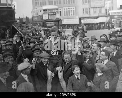 Gewinner von London nach Brighton Börse gehen . L J Hollyer, gewann die London to Brighton Stock Exchange Walk, eine Entfernung von fünfzig Meilen. Seine Zeit für den Spaziergang war acht Stunden fünfzig Minuten. L J Hollyer gewinnt das Rennen von einer großen Menge in Brighton beobachtet. 30. April 1932 Stockfoto