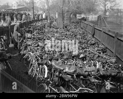 Tausende von Radfahrern beim Great Good Friday Radfestival in London. Das jährliche Karfreitag Radsport Festival eröffnete die Strecke Saison in Herne Hill, London, wenn Tausende von Radfahrern trafen sich, um die Ereignisse zu beobachten. Einige der Tausenden von Zyklen in der Anlage in Herne Hill während des Rennens. 25 März 1932 Stockfoto