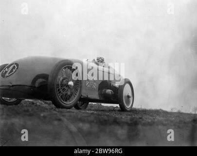 G E T Eyston bereitet sich auf Angriff auf Weltrekord für Baby-Autos in Pendine Sands . Herr G E T Eyston, der Rennfahrer, macht die letzten Vorbereitungen für seinen Versuch, einen neuen Weltrekord für Baby-Autos mit seinem MG The Magic Midget, die auf Pendine Sands, Carmarthenshire, Wales stattfinden wird. Er wird einen speziell angefertigten Asbestanzug tragen. Herr G E T Eyston am Steuer seines Autos, wie es die Abingdon verlassen, Berkshire, Garage, wo es gebaut wurde, für Pendine, Wales. Februar 1932 Stockfoto
