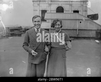 J EIN Mollison, um Miss Amy Johnson zu heiraten. Das Engagement wird von Herrn J A Mollison , der vor kurzem brach die England nach Kapstadt Flugrekord , zu Miss Amy Johnson , die einen wunderbaren Soloflug nach Australien gemacht angekündigt . Miss Amy Johnson und Mr J A Mollison , zum ersten Mal zusammen fotografiert nach dem Amunzement ihrer Verlobung . 10 Mai 1932 Stockfoto
