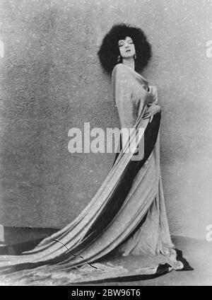 Ruth St Denis , Tänzerin in Pose . 30 Juni 1932 Stockfoto