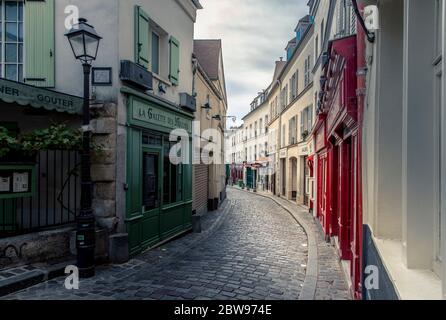 Paris, Frankreich - 12. Mai 2020: Typische Straße in Montmartre in Paris am Ende des Tages während der Sperrung durch Covid-19 Stockfoto