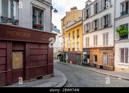 Paris, Frankreich - 12. Mai 2020: Typische Gebäude und Haus in Montmartre Hügel in Paris Stockfoto