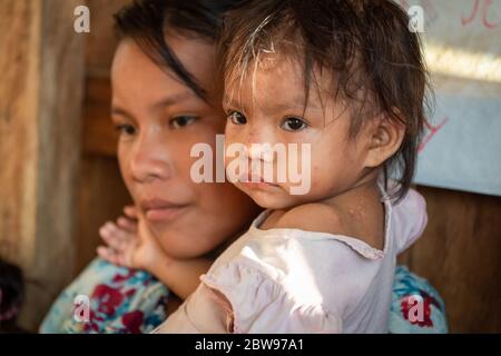 Riberenos Mutter und Baby treffen sich im Schulhaus des Dorfes, um Gäste im peruanischen Amazonas zu treffen Stockfoto