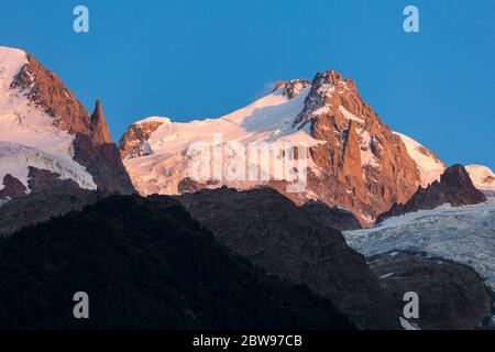 Mont Maudit und der Teil des Mont-Blanc-Massivs im Abendlicht bei Sonnenuntergang, Chamonix-Mont-Blanc, Frankreich Stockfoto