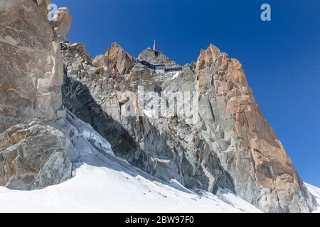 Schöne Aussicht auf die Aiguille du Midi vom Col du Midi des Grands in den französischen Alpen, Chamonix Mont-Blanc, Frankreich Stockfoto