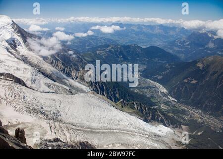Schöne Aussicht auf den Bossons Gletscher und das Chamonix Bergtal, zwischen den Alpen, Chamonix Mont-Blan, Frankreich Stockfoto