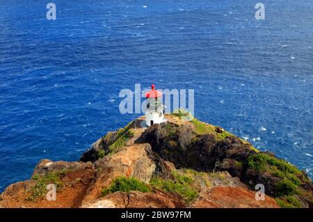 Makapuu Lighthouse Trail endet mit einem hohen Blickwinkel auf den Makapuu Point Lighthouse, der von Arbeitern renoviert wird. Der Pfad endet mit einem umlaufenden Leuchtturm. Stockfoto