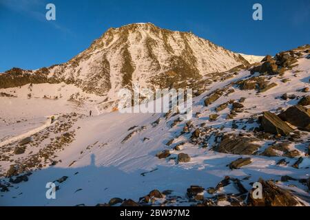 Bergsteigen auf dem Mont-Blanc über den Glacier de Tete Rousse und das Grand Couloir ist ein Couloir auf der Aiguille du Goûter. Französische Alpen, Chamo Stockfoto