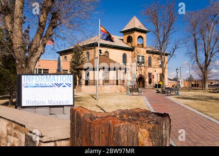 Versteinertes Holz vor dem Navajo County Museum, Holbrook City, Route 66, Arizona, USA Stockfoto